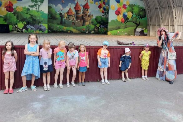 Бабушка Яга пригласила гостей Детского парка в сказку