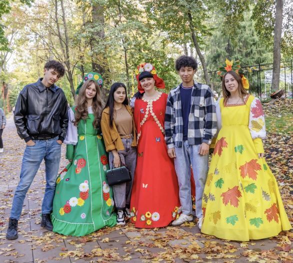 "Времена года" встретились в парке Белинского 