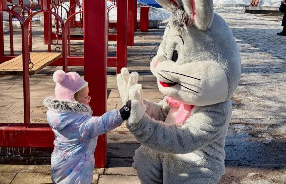 Улыбки и смех звучали повсюду