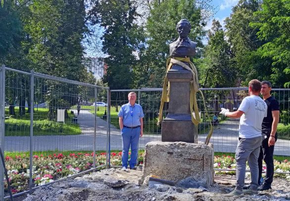 В сквере Лермонтова начали реставрировать бюст поэта