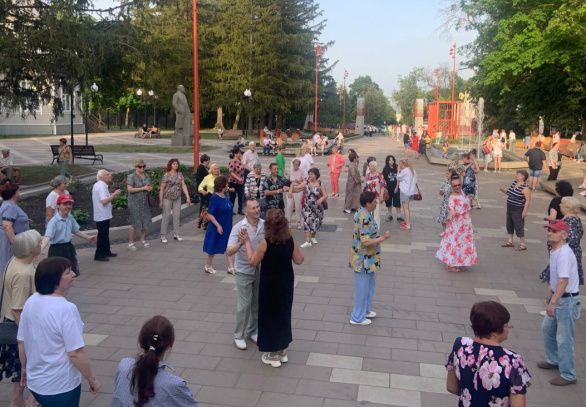 Танцуй в ритме лета!