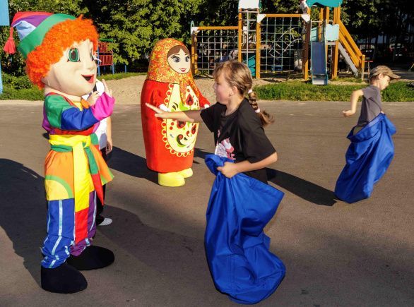 Праздник двора на улице Карпинского