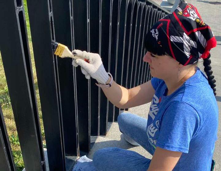 Работы по покраске лестницы. Исторический вал