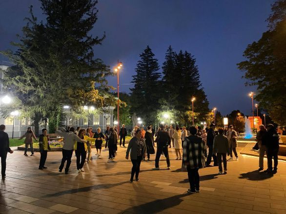 Танцы под открытым небом на Видовой аллее парка Танцы под открытым небом на Видовой аллее парка