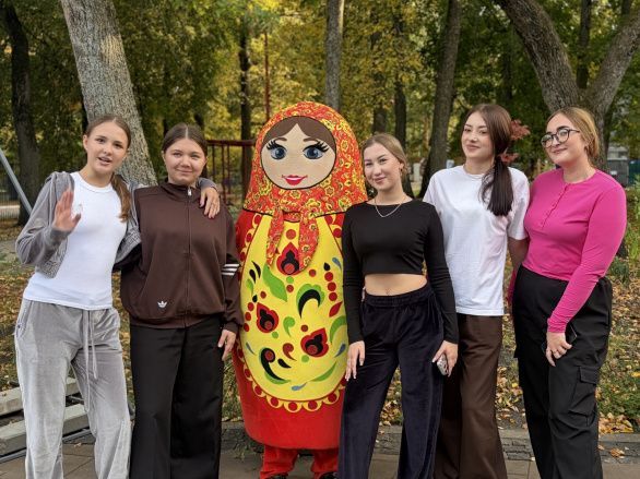  К нам заглянули любимые сказочные  герои