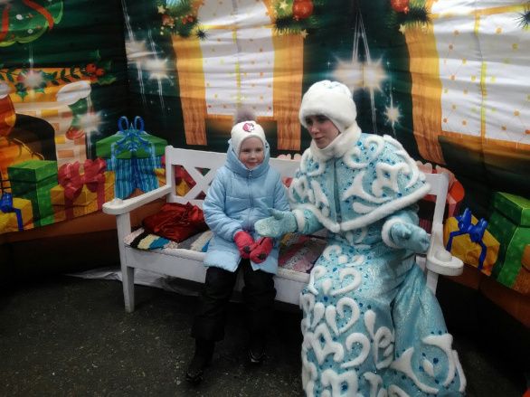 Снегурочка продолжает встречать гостей в парке Белинского! 