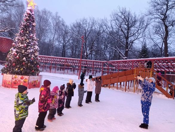 Весёлый Снеговичок заглянул в парк Белинского 