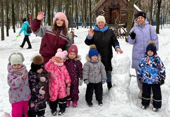 В Детском парке мальчишки и девчонки