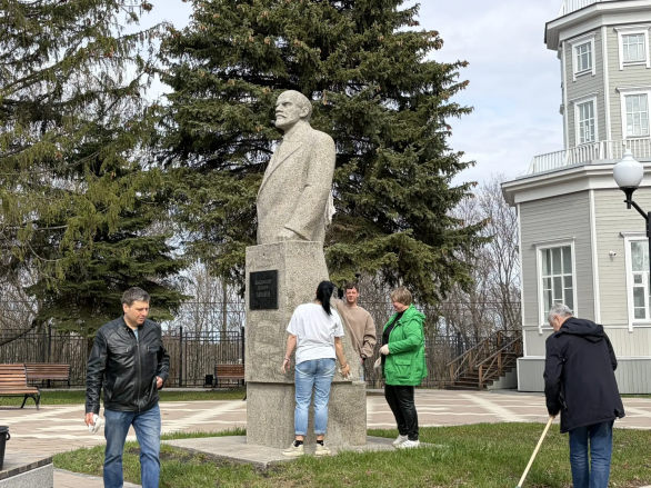 Сотрудники парка привели в порядок