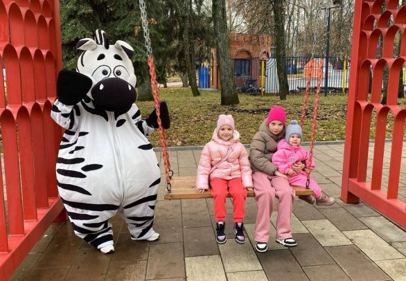 Фото с ростовой куклой 